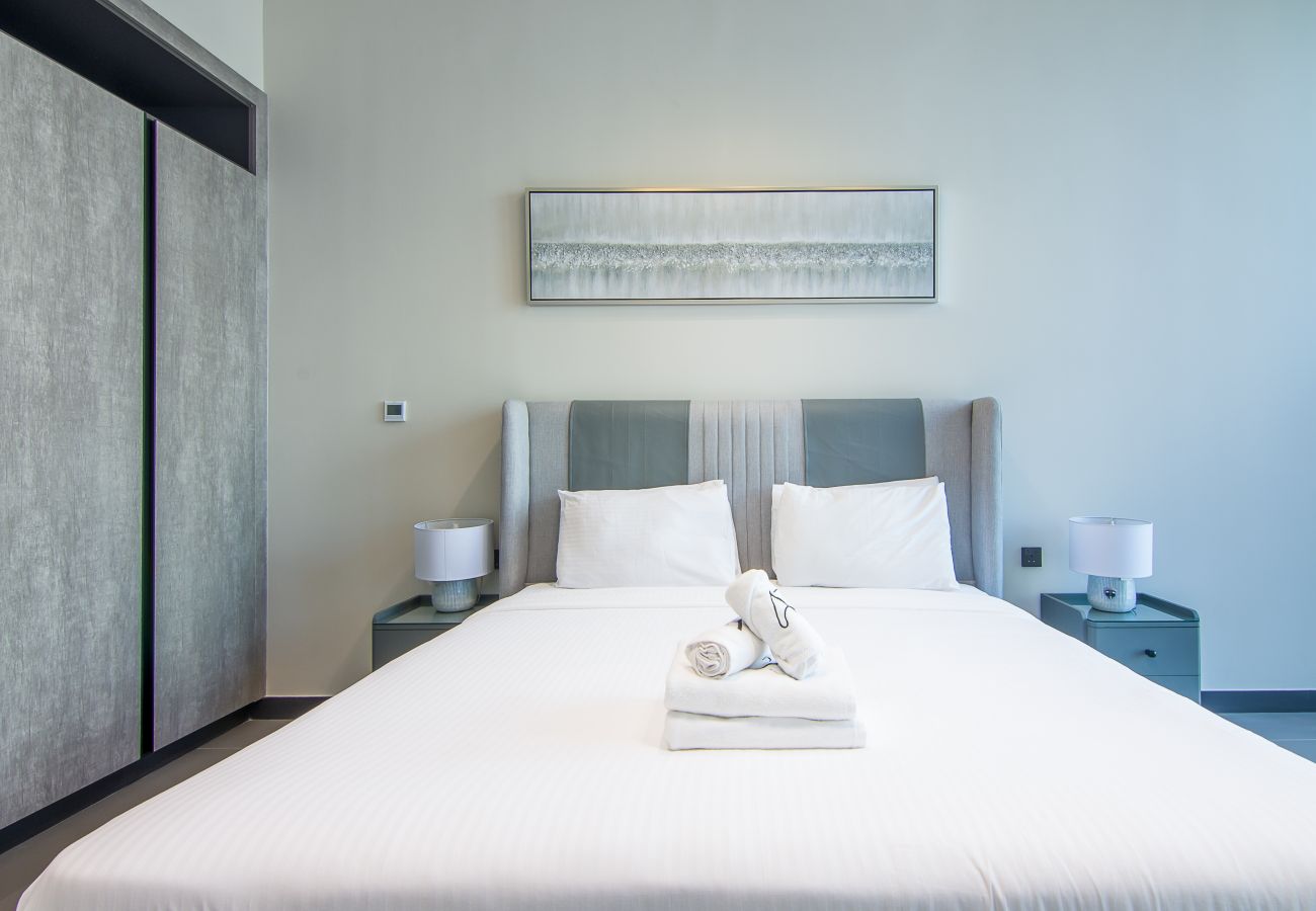 Apartment in Dubai - One Bedroom with Lake View 