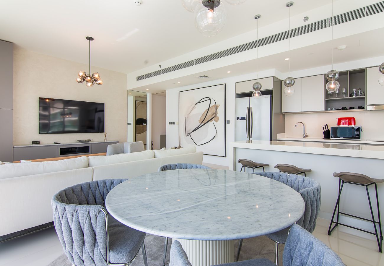 Apartment in Dubai - Luxury 3 Bedroom + Maid’s Room Apartment | Sunrise Bay Tower 1, Emaar Beachfront
