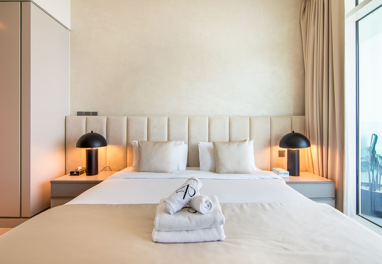 Apartment in Dubai - Luxury 3 Bedroom + Maid’s Room Apartment | Sunrise Bay Tower 1, Emaar Beachfront