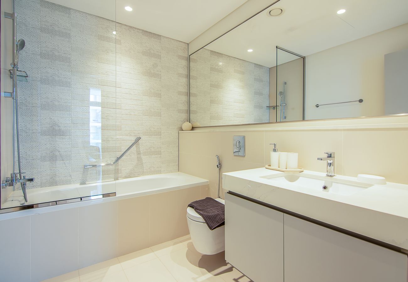 Apartment in Dubai - Luxury 3 Bedroom + Maid’s Room Apartment | Sunrise Bay Tower 1, Emaar Beachfront