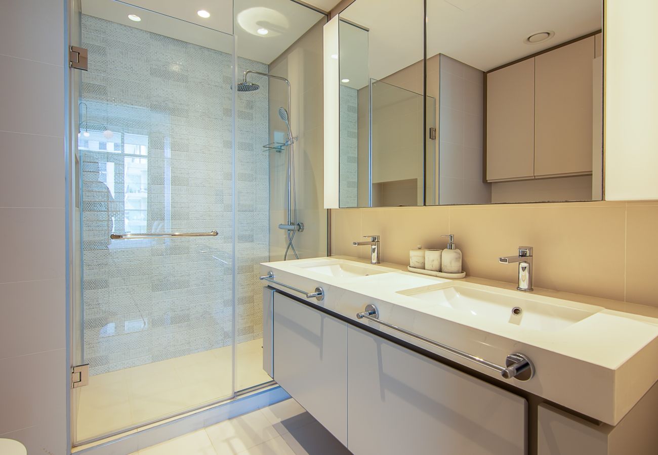 Apartment in Dubai - Luxury 3 Bedroom + Maid’s Room Apartment | Sunrise Bay Tower 1, Emaar Beachfront
