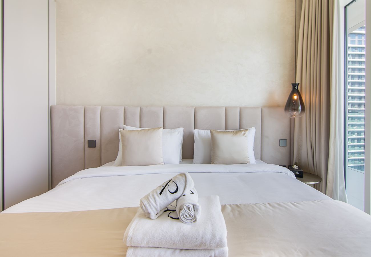 Apartment in Dubai - Luxury 3 Bedroom + Maid’s Room Apartment | Sunrise Bay Tower 1, Emaar Beachfront