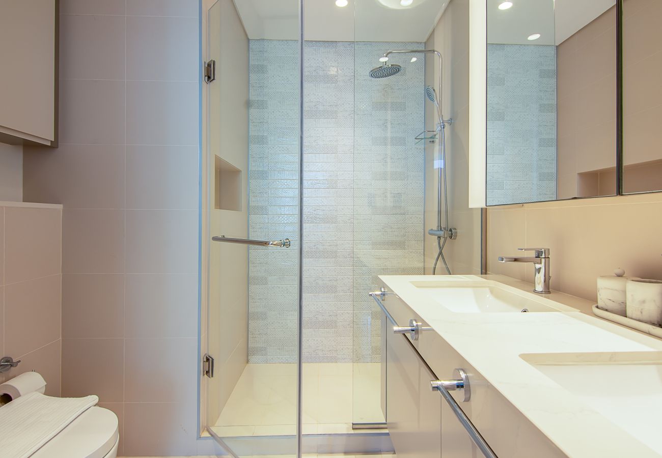 Apartment in Dubai - Luxury 3 Bedroom + Maid’s Room Apartment | Sunrise Bay Tower 1, Emaar Beachfront