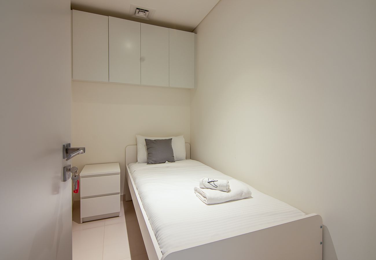 Apartment in Dubai - Luxury 3 Bedroom + Maid’s Room Apartment | Sunrise Bay Tower 1, Emaar Beachfront