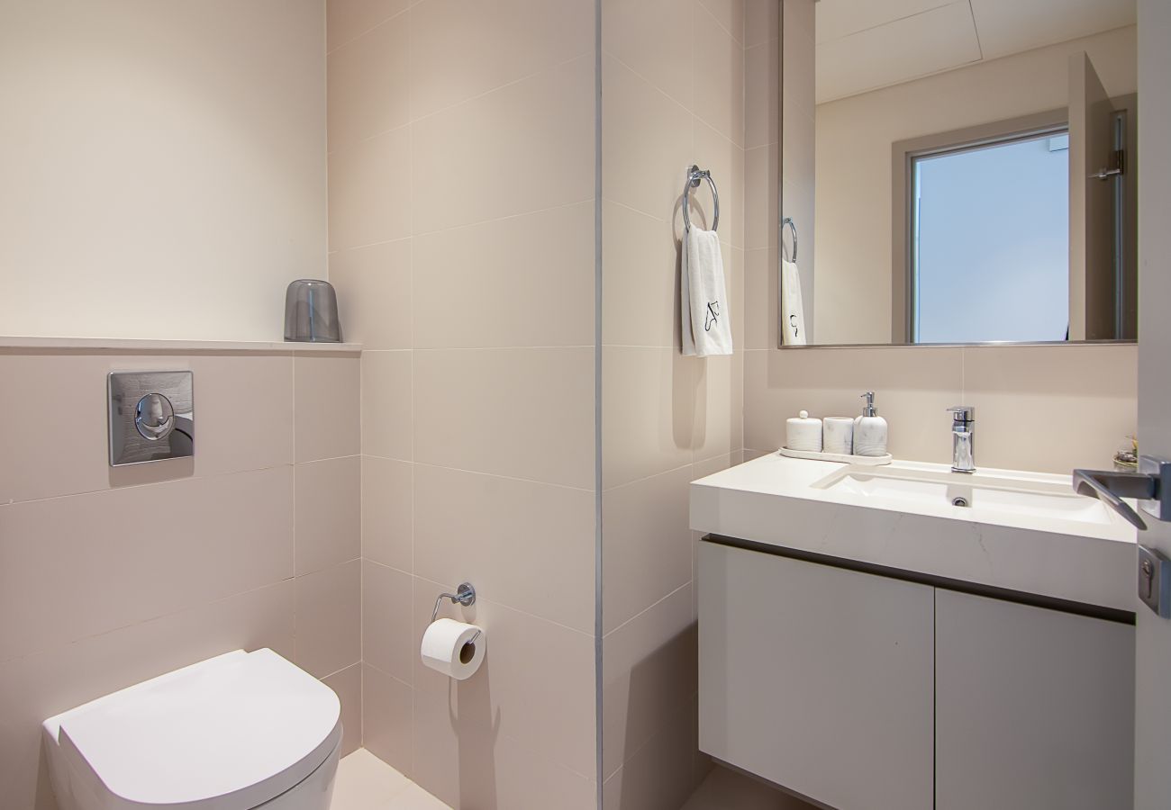 Apartment in Dubai - Luxury 3 Bedroom + Maid’s Room Apartment | Sunrise Bay Tower 1, Emaar Beachfront