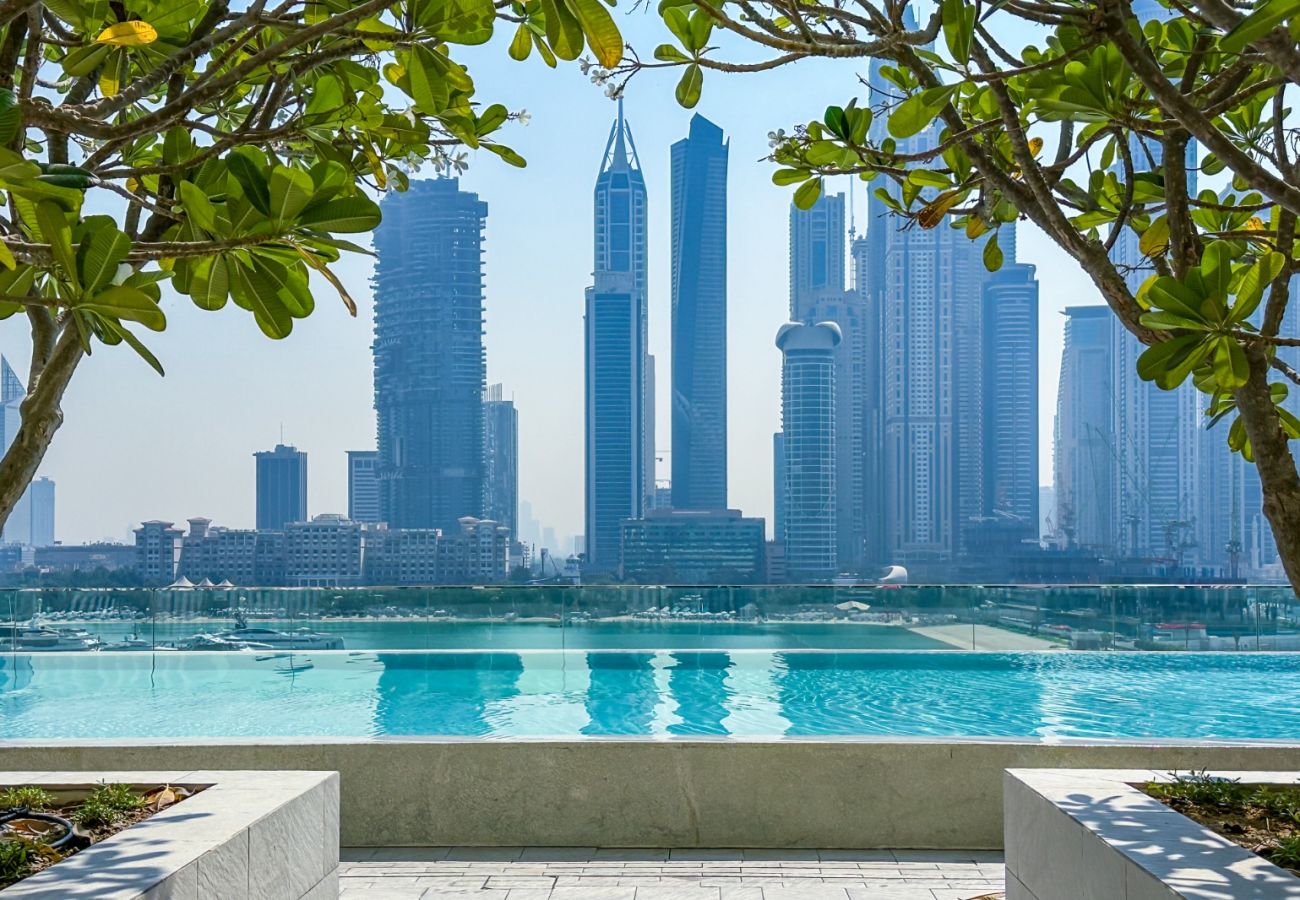 Apartment in Dubai - Luxury 3 Bedroom + Maid’s Room Apartment | Sunrise Bay Tower 1, Emaar Beachfront