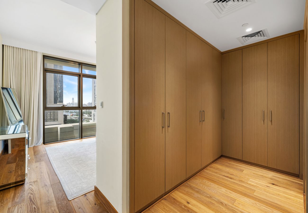 Apartment in Dubai - Spacious 4-Bedroom Loft Duplex Apartment with Balcony, Terrace & Maid’s Room | Creekside, Dubai Creek Harbour
