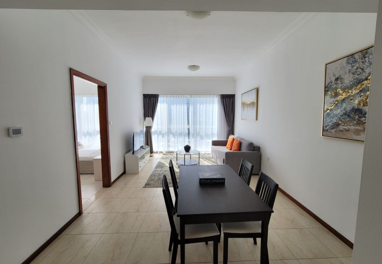 Apartment in Dubai - Spacious 1-Bedroom at MAG 214, JLT