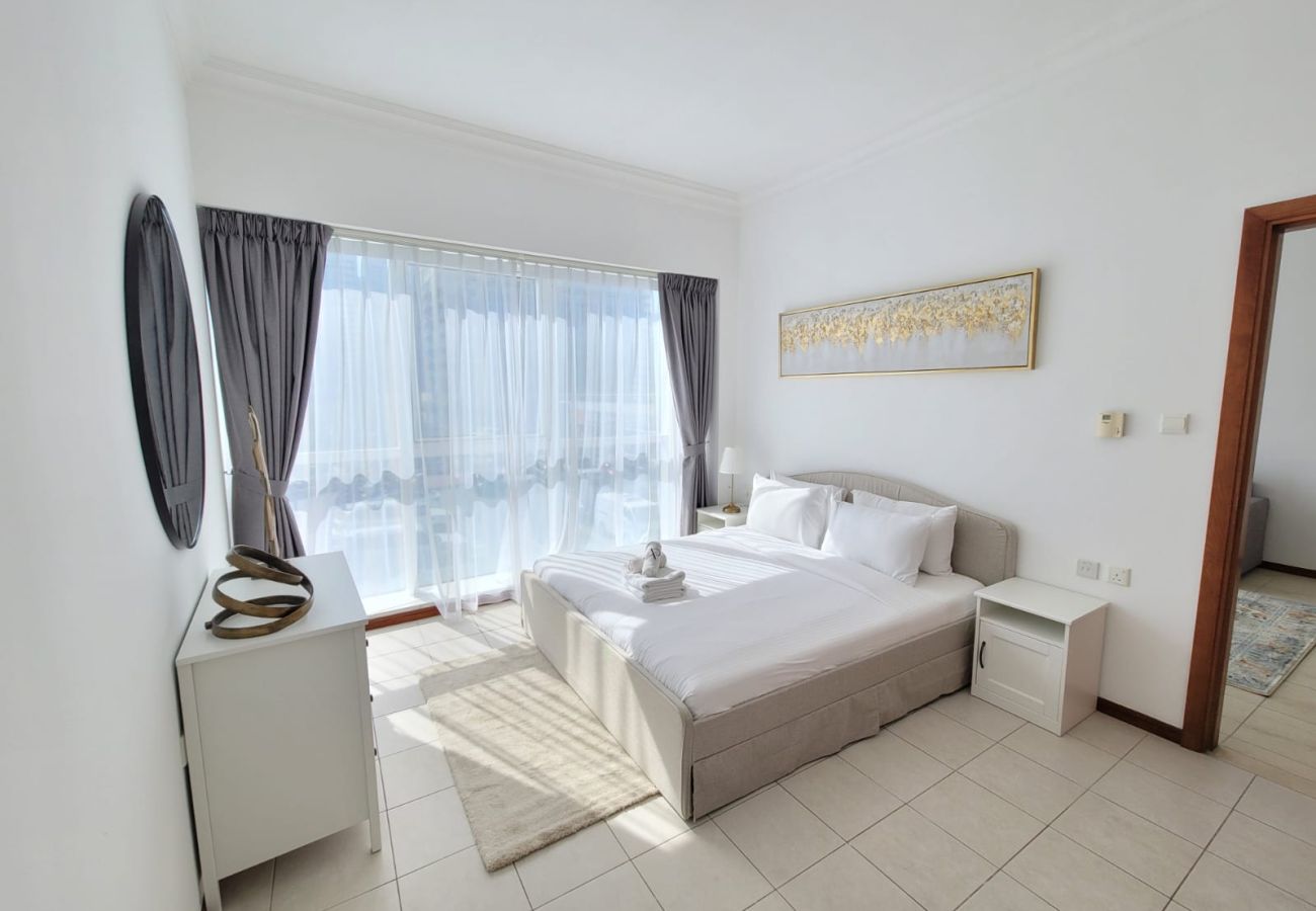 Apartment in Dubai - Spacious 1-Bedroom at MAG 214, JLT