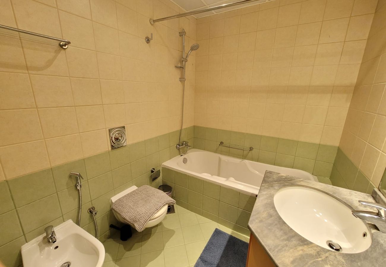 Apartment in Dubai - Spacious 1-Bedroom at MAG 214, JLT