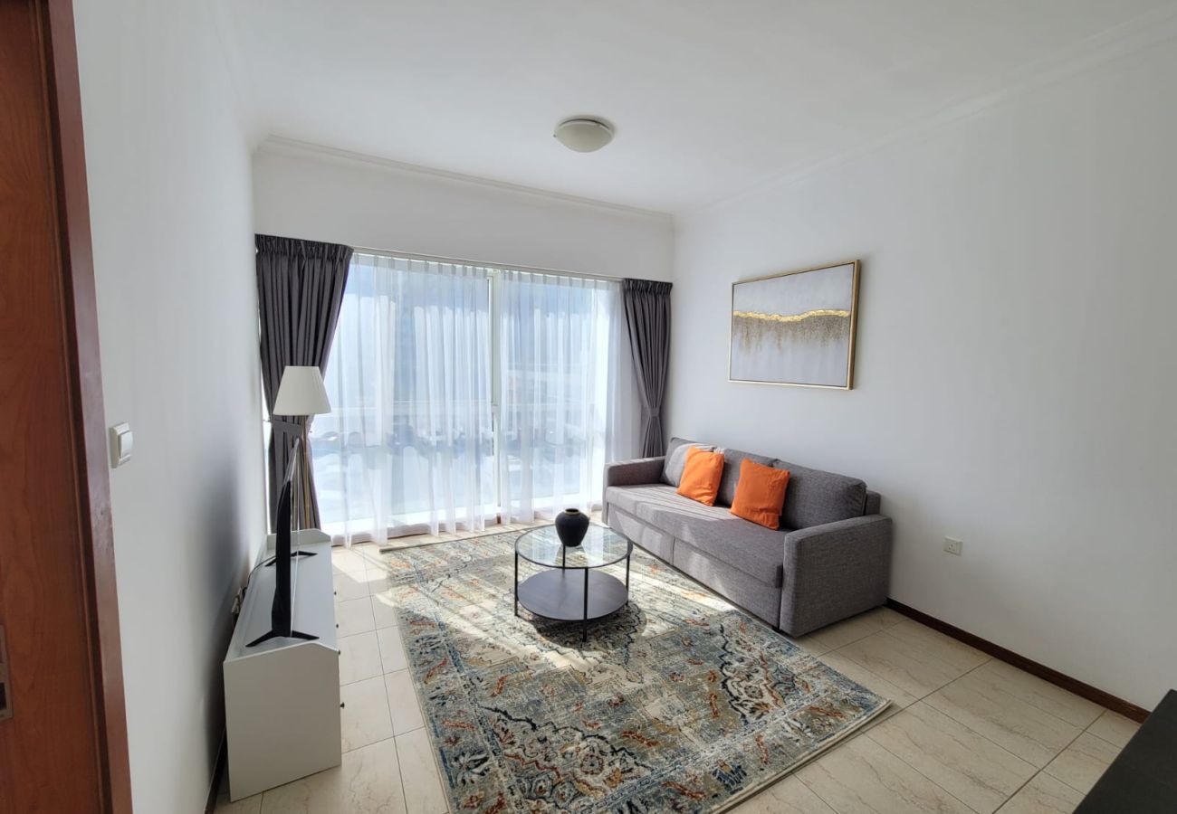 Apartment in Dubai - Spacious 1-Bedroom at MAG 214, JLT