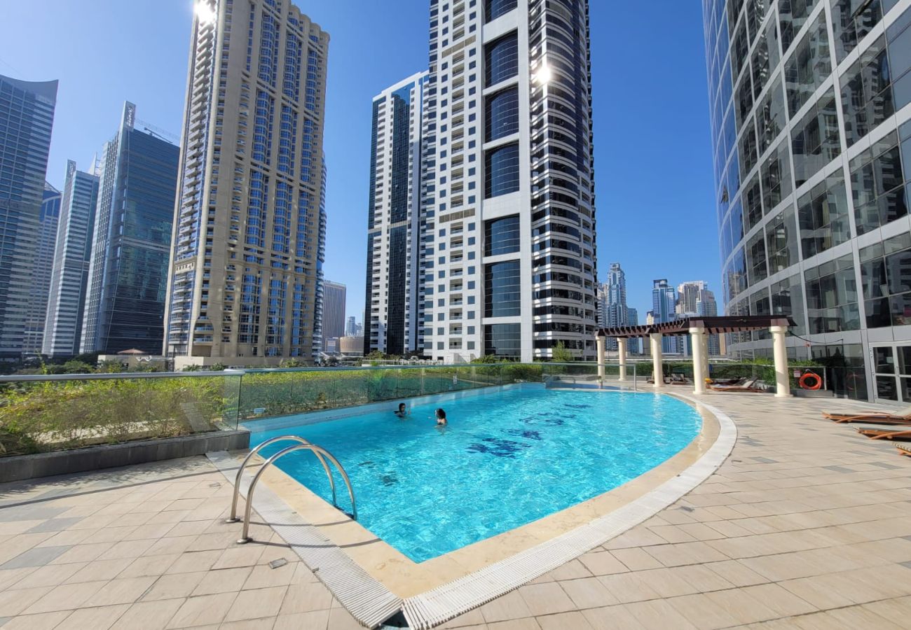 Apartment in Dubai - Spacious 1-Bedroom at MAG 214, JLT