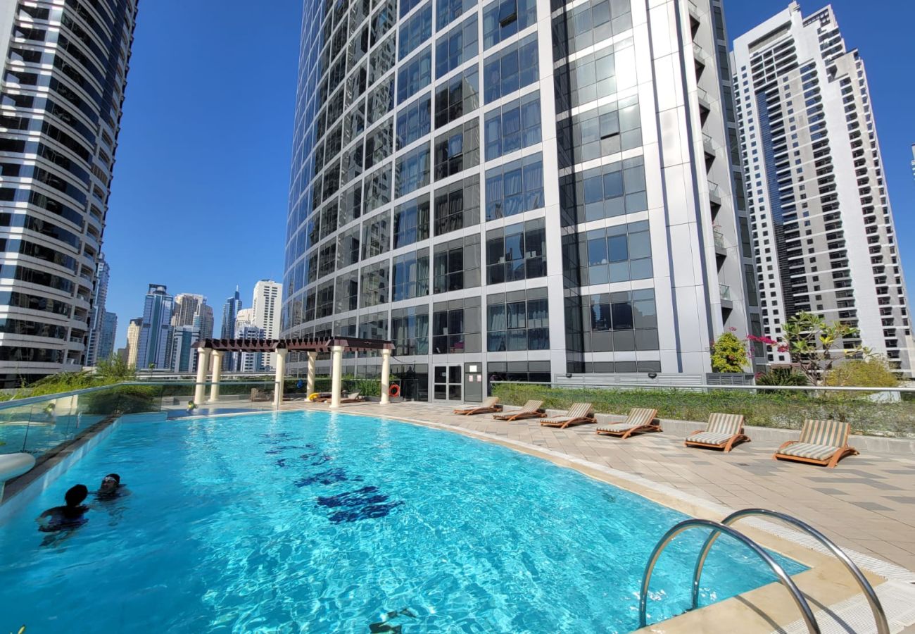 Apartment in Dubai - Spacious 1-Bedroom at MAG 214, JLT