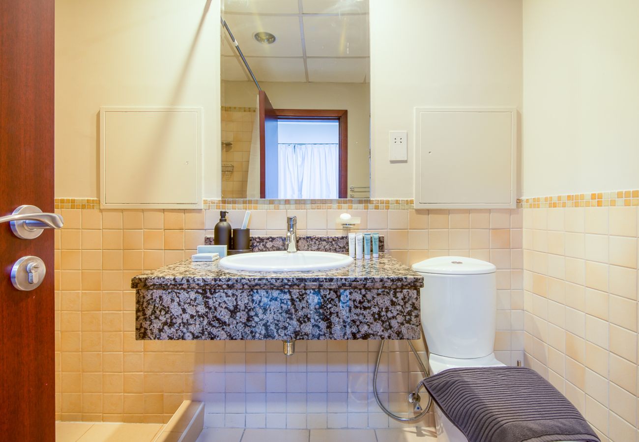 Apartment in Dubai - Bright 2BR in Shams 4, JBR – Steps from the Beach