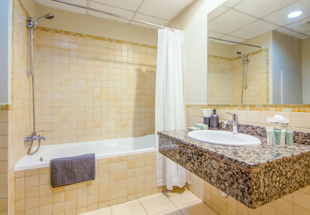 Apartment in Dubai - Bright 2BR in Shams 4, JBR – Steps from the Beach