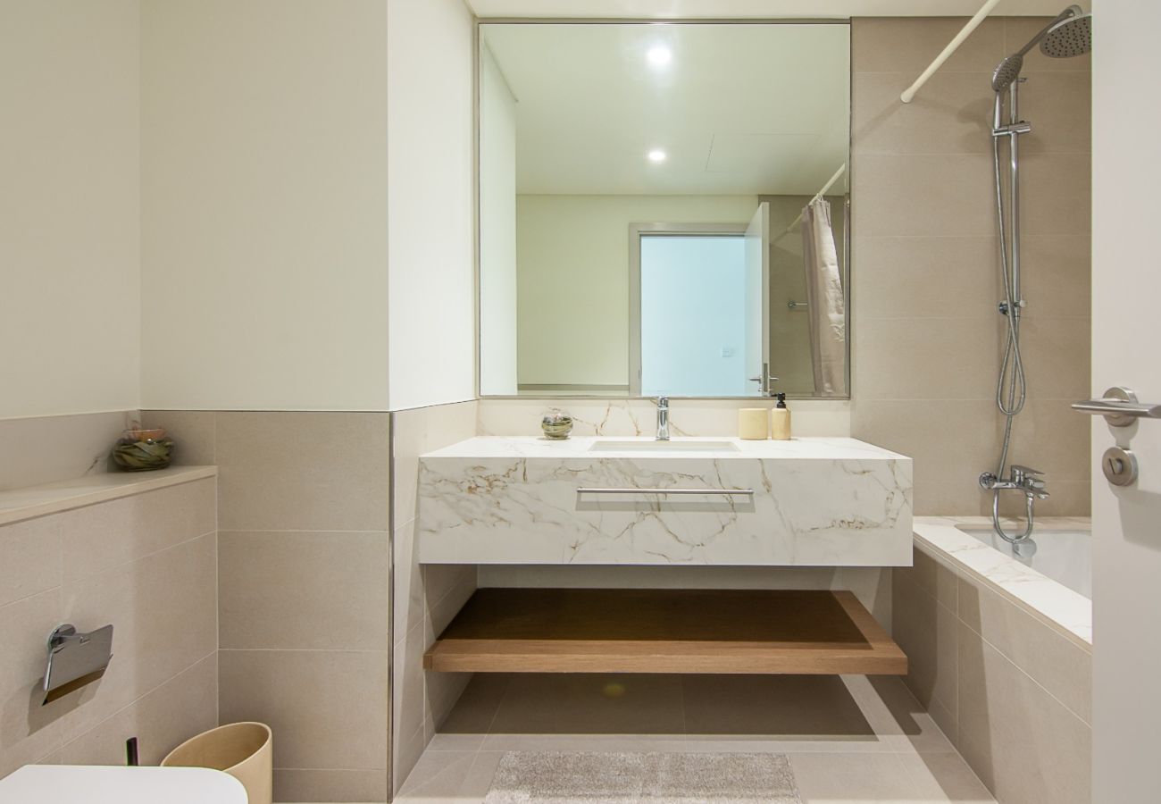 Apartment in Dubai - Elegant 1-Bedroom Apartment | Beach Mansion Tower 2 | Emaar Beachfront