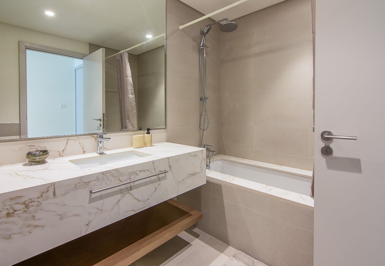 Apartment in Dubai - Elegant 1-Bedroom Apartment | Beach Mansion Tower 2 | Emaar Beachfront