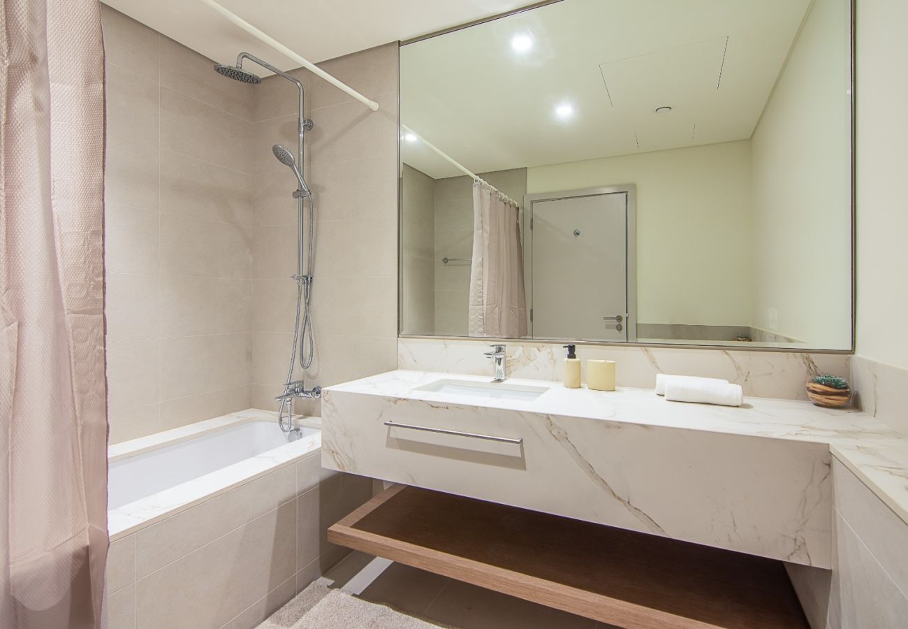 Apartment in Dubai - Luxury 1-Bedroom Apartment | Beach Mansion Tower 1 | Emaar Beachfront