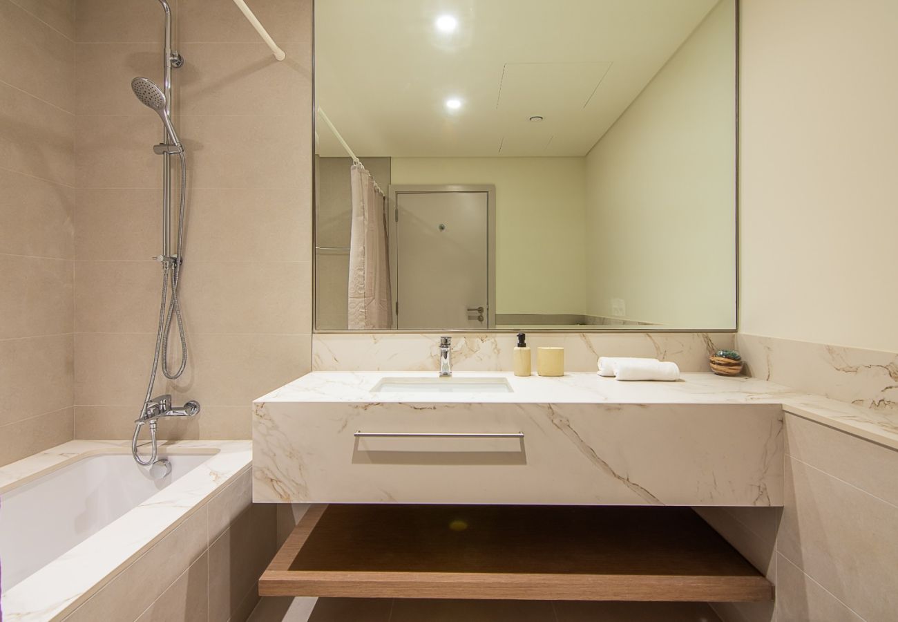 Apartment in Dubai - Luxury 1-Bedroom Apartment | Beach Mansion Tower 1 | Emaar Beachfront