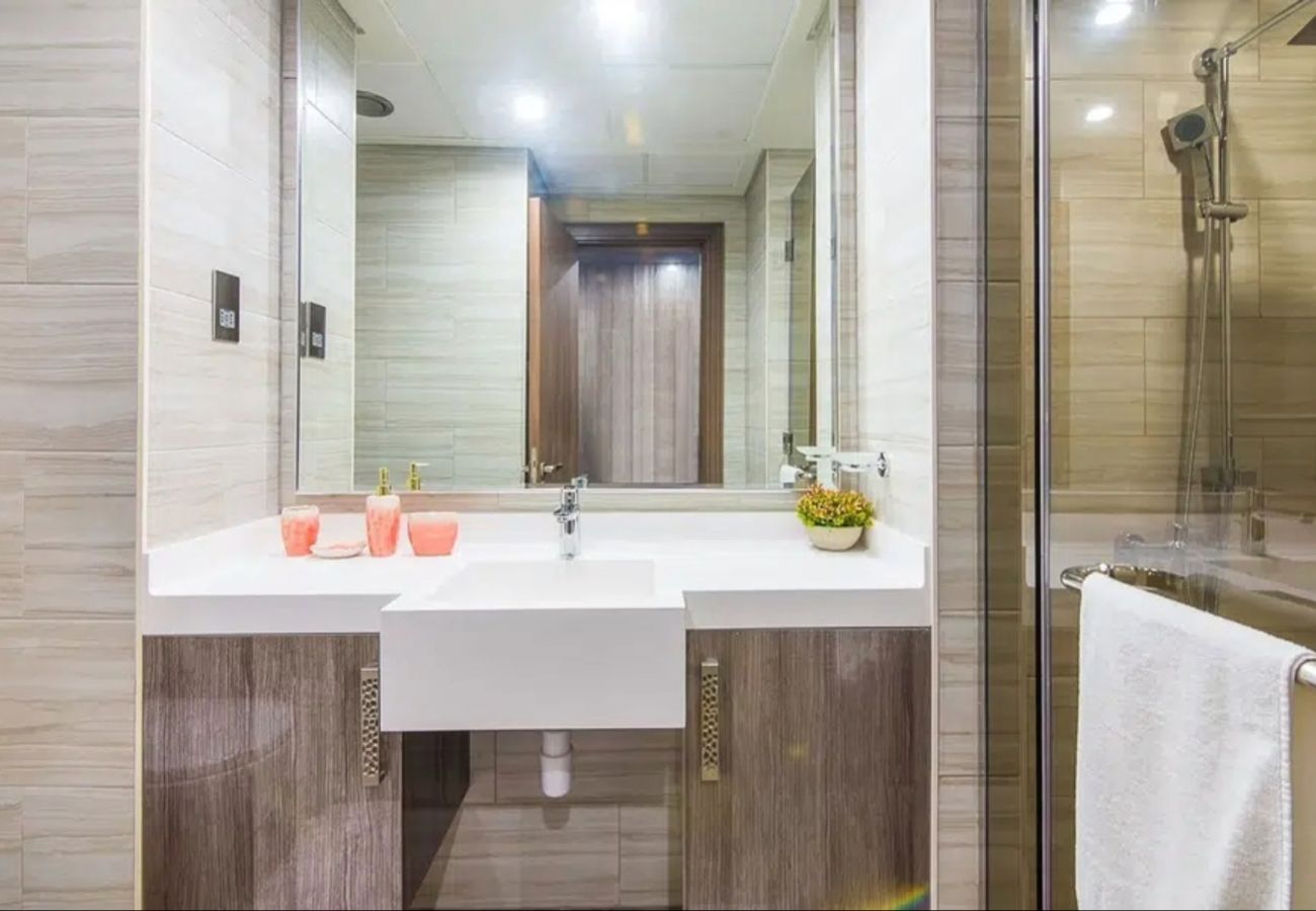 Apartment in Dubai - Elegant 1-Bedroom Escape at MBL Residence, JLT